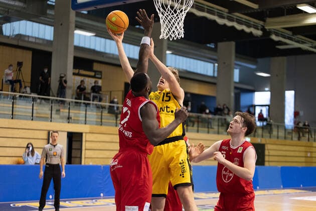Eddy Edgin Jr. (Bayer Giants Leverkusen, 17) Jekabs Beck (Tigers Tübingen, 15)¨¨¨Tigers Tübingen vs. Bayer Giants Leverkusen, 2. Basketball, Bundesliga, Pro A, Barmer 2 Basketball, Spieltag 30, Spielzeit 2020 2021, 10.04.2021, ¨¨ Tigers Tübingen - Bayer Giants Leverkusen, Basketball, 2. Bundesliga, Barmer 2 Basketball, Spieltag 30, Spielzeit 2020 2021, 10.04.2021 Rottenburg am Neckar Copyright: xNinaxSander xEibnerxPressefotoxIx EP_NSR