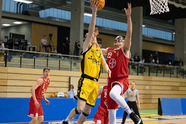 Timo Lanmüller (Tigers Tübingen, 77) Dennis Heinzmann (Bayer Giants Leverkusen, 22)¨¨¨Tigers Tübingen vs. Bayer Giants Leverkusen, 2. Basketball, Bundesliga, Pro A, Barmer 2 Basketball, Spieltag 30, Spielzeit 2020 2021, 10.04.2021, ¨¨ Tigers Tübingen - Bayer Giants Leverkusen, Basketball, 2. Bundesliga, Barmer 2 Basketball, Spieltag 30, Spielzeit 2020 2021, 10.04.2021 Rottenburg am Neckar Copyright: xNinaxSander xEibnerxPressefotoxIx EP_NSR