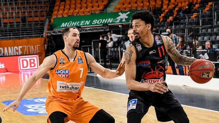 GER, BBL, ratiopharm ulm vs JobStairs GIESSEN 46ers 27.02.2021, ratiopharm arena, Neu-Ulm, GER, BBL, ratiopharm ulm vs JobStairs GIESSEN 46ers, im Bild John Petrucelli (Ulm, 7), Diante Maurice Garrett (Giessen, 11)