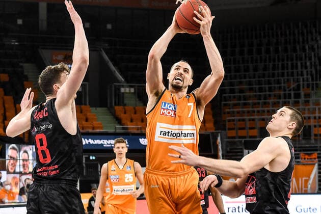 GER, BBL, ratiopharm ulm vs JobStairs GIESSEN 46ers 27.02.2021, ratiopharm arena, Neu-Ulm, GER, BBL, ratiopharm ulm vs JobStairs GIESSEN 46ers, im Bild John Petrucelli (Ulm, 7) setzt sich gegen Alen Phanic (Giessen, 8) und Scottie James JR (Giessen, 31) durch