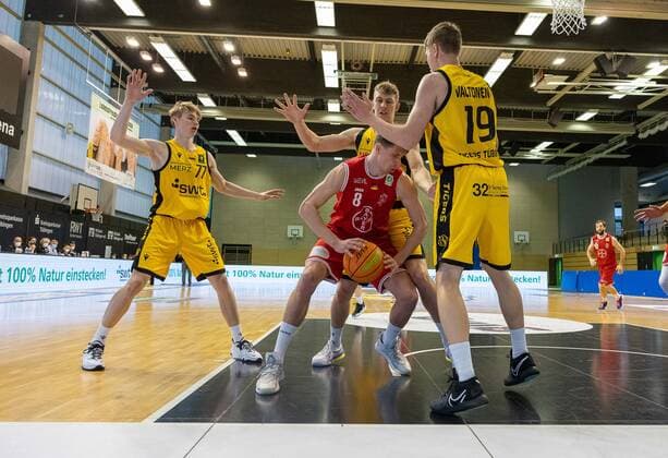 Valentin Blass(Bayer Giants Leverkusen, 8), Elias Valtonen (Tigers Tübingen, 19)¨¨Tigers Tübingen vs. Bayer Giants Leverkusen, 2. Basketball, Bundesliga, Pro A, Barmer 2 Basketball, Spieltag 30, Spielzeit 2020 2021, 10.04.2021, ¨¨ Tigers Tübingen - Bayer Giants Leverkusen, Basketball, 2. Bundesliga, Barmer 2 Basketball, Spieltag 30, Spielzeit 2020 2021, 10.04.2021 Rottenburg am Neckar Copyright: xDennisxDuddek xEibnerxPressefotox EP_DDU