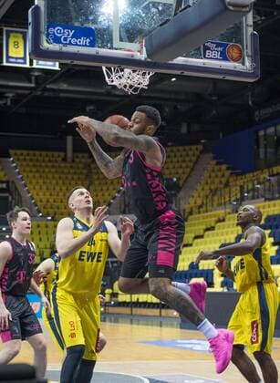 GER, Basketball, EWE Baskets Oldenburg vs Telekom Baskets Bonn 10.04.2021, EWE Arena, Oldenburg, GER, easy Credit-BBL, EWE Baskets Oldenburg vs Telekom Baskets Bonn, im Bild James THOMPSON IV ( Telekom Baskets Bonn 3 ) Rasid MAHALBASIC (EWE Baskets Oldenburg 24 ) Rickey PAULDING (EWE Baskets Oldenburg 23 )