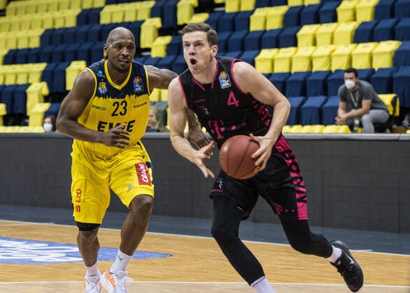 GER, Basketball, EWE Baskets Oldenburg vs Telekom Baskets Bonn 10.04.2021, EWE Arena, Oldenburg, GER, easy Credit-BBL, EWE Baskets Oldenburg vs Telekom Baskets Bonn, im Bild Strahinja MICOVIC ( Telekom Baskets Bonn 4 ) Rickey PAULDING (EWE Baskets Oldenburg 23 )