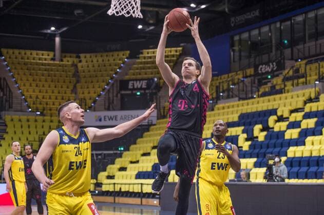 GER, Basketball, EWE Baskets Oldenburg vs Telekom Baskets Bonn 10.04.2021, EWE Arena, Oldenburg, GER, easy Credit-BBL, EWE Baskets Oldenburg vs Telekom Baskets Bonn, im Bild Strahinja MICOVIC ( Telekom Baskets Bonn 4 ) Rasid MAHALBASIC (EWE Baskets Oldenburg 24 ) Rickey PAULDING (EWE Baskets Oldenburg 23 )