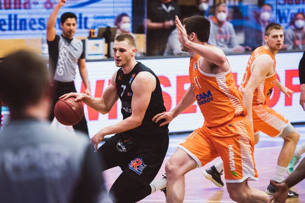 easyCredit-BBL: 27. Spieltag - RASTA Vechta vs. NINERS Chemnitz, 10.04.2021 Jonas Richter (NINERS Chemnitz, 7), Will Vorhees (RASTA Vechta, 41); easyCredit-BBL: 27. Spieltag - RASTA Vechta vs. NINERS Chemnitz am 10.04.2021 in Vechta (RASTA Dome), Germany, Copyright: xBEAUTIFULxSPORTS Neddermannx