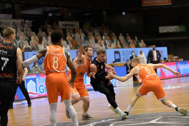 Will VORHEES (41 Rasta Vechta), Jan Niklas WIMBERG (8 Niners Chemnitz), Tim HASBARGEN (6 Rasta Vechta) ; Rasta Vechta vs Niners Chemnitz, Basketball, easyCredit BBL Bundesliga, 10.04.2021, 27. Spieltag, Saison 2020 2021 ; Copyright: xErikxHillmer EIBNERx EP_ehr Rasta Vechta vs Niners Chemnitz, Basketball, easyCredit BBL Bundesliga, 10.04.2021, 27. Spieltag, Saison 2020 2021 Vechta Copyright: xErikxHillmer EIBNERx EP_ehr