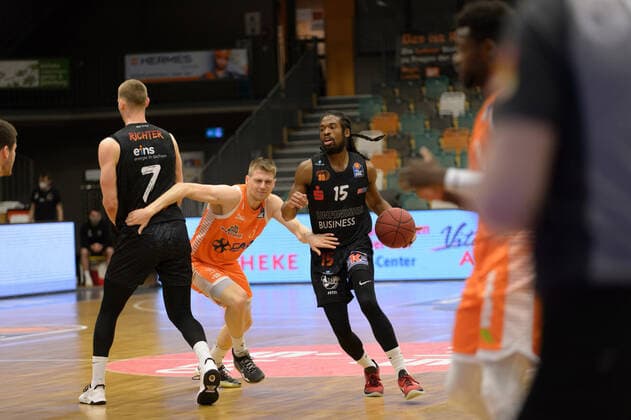 Jonas RICHTER (7 Niners Chemnitz), Tim HASBARGEN (6 Rasta Vechta), Marcus THORNTON (15 Niners Chemnitz) ; Rasta Vechta vs Niners Chemnitz, Basketball, easyCredit BBL Bundesliga, 10.04.2021, 27. Spieltag, Saison 2020 2021 ; Copyright: xErikxHillmer EIBNERx EP_ehr Rasta Vechta vs Niners Chemnitz, Basketball, easyCredit BBL Bundesliga, 10.04.2021, 27. Spieltag, Saison 2020 2021 Vechta Copyright: xErikxHillmer EIBNERx EP_ehr