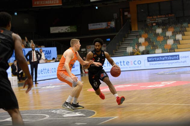 Tim HASBARGEN (6 Rasta Vechta), Terrell HARRIS (2 Niners Chemnitz) ; Rasta Vechta vs Niners Chemnitz, Basketball, easyCredit BBL Bundesliga, 10.04.2021, 27. Spieltag, Saison 2020 2021 ; Copyright: xErikxHillmer EIBNERx EP_ehr Rasta Vechta vs Niners Chemnitz, Basketball, easyCredit BBL Bundesliga, 10.04.2021, 27. Spieltag, Saison 2020 2021 Vechta Copyright: xErikxHillmer EIBNERx EP_ehr