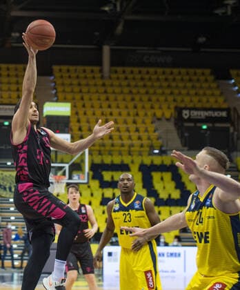 GER, Basketball, EWE Baskets Oldenburg vs Telekom Baskets Bonn 10.04.2021, EWE Arena, Oldenburg, GER, easy Credit-BBL, EWE Baskets Oldenburg vs Telekom Baskets Bonn, im Bild Anthony DiLEO ( Telekom Baskets Bonn 11 ) Rasid MAHALBASIC (EWE Baskets Oldenburg 24 )