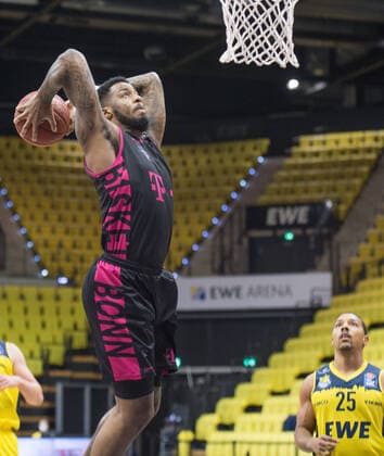 GER, Basketball, EWE Baskets Oldenburg vs Telekom Baskets Bonn 10.04.2021, EWE Arena, Oldenburg, GER, easy Credit-BBL, EWE Baskets Oldenburg vs Telekom Baskets Bonn, im Bild zum Dunking James THOMPSON IV ( Telekom Baskets Bonn 3 )