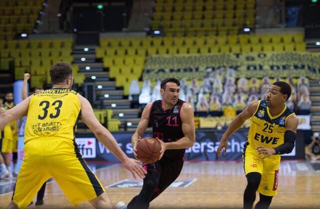 GER, Basketball, EWE Baskets Oldenburg vs Telekom Baskets Bonn 10.04.2021, EWE Arena, Oldenburg, GER, easy Credit-BBL, EWE Baskets Oldenburg vs Telekom Baskets Bonn, im Bild Anthony DiLEO ( Telekom Baskets Bonn 11 ) Philipp SCHWETHELM (EWE Baskets Oldenburg 33 ) Phil PRESSEY (EWE Baskets Oldenburg 25 )