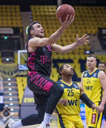 GER, Basketball, EWE Baskets Oldenburg vs Telekom Baskets Bonn 10.04.2021, EWE Arena, Oldenburg, GER, easy Credit-BBL, EWE Baskets Oldenburg vs Telekom Baskets Bonn, im Bild Anthony DiLEO ( Telekom Baskets Bonn 11 ) Phil PRESSEY (EWE Baskets Oldenburg 25 )