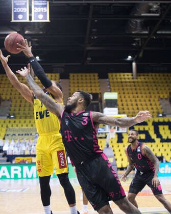 GER, Basketball, EWE Baskets Oldenburg vs Telekom Baskets Bonn 10.04.2021, EWE Arena, Oldenburg, GER, easy Credit-BBL, EWE Baskets Oldenburg vs Telekom Baskets Bonn, im Bild Phil PRESSEY (EWE Baskets Oldenburg 25 ) James THOMPSON IV ( Telekom Baskets Bonn 3 )