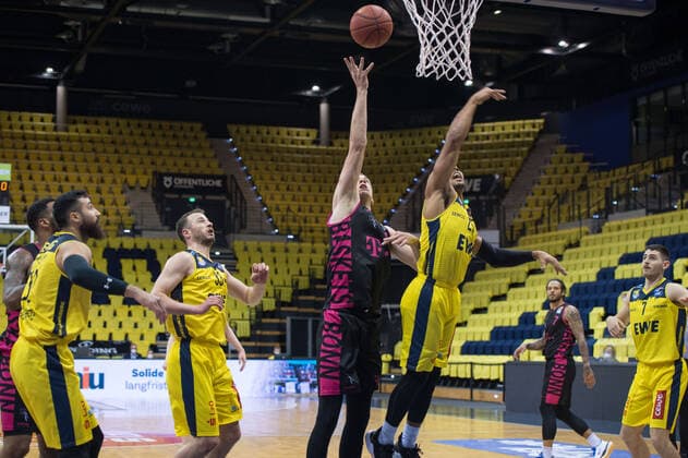 GER, Basketball, EWE Baskets Oldenburg vs Telekom Baskets Bonn 10.04.2021, EWE Arena, Oldenburg, GER, easy Credit-BBL, EWE Baskets Oldenburg vs Telekom Baskets Bonn, im Bild Strahinja MICOVIC ( Telekom Baskets Bonn 4 ) Phil PRESSEY (EWE Baskets Oldenburg 25 ) Martin BREUNING (EWE Baskets Oldenburg 12 ) Philipp SCHWETHELM (EWE Baskets Oldenburg 33 ) Sebastian HERRERA (EWE Baskets Oldenburg 7 )