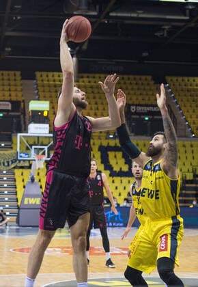 GER, Basketball, EWE Baskets Oldenburg vs Telekom Baskets Bonn 10.04.2021, EWE Arena, Oldenburg, GER, easy Credit-BBL, EWE Baskets Oldenburg vs Telekom Baskets Bonn, im Bild Leon KRATZER ( Telekom Baskets Bonn 21 ) Martin BREUNING (EWE Baskets Oldenburg 12 )