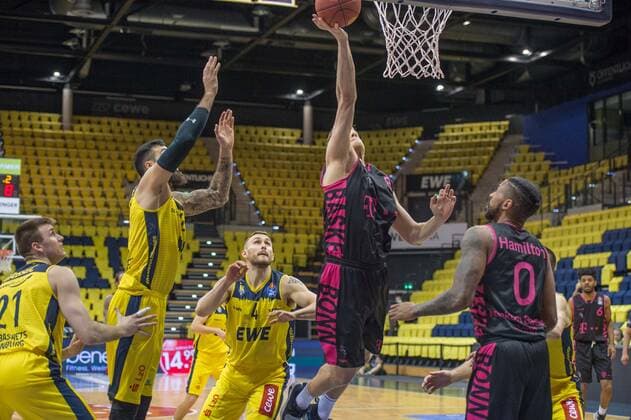 GER, Basketball, EWE Baskets Oldenburg vs Telekom Baskets Bonn 10.04.2021, EWE Arena, Oldenburg, GER, easy Credit-BBL, EWE Baskets Oldenburg vs Telekom Baskets Bonn, im Bild Benjamin LISCHKA ( Telekom Baskets Bonn 8 ) Tomislav GABRIC ( EWE Baskets Oldenburg 21 ) Martin BREUNING (EWE Baskets Oldenburg 12 ) Keith HORNSBY (EWE Baskets Oldenburg 4 ) Alex HAMILTON ( Telekom Baskets Bonn 0 )