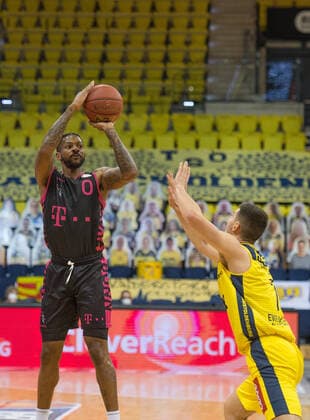 GER, Basketball, EWE Baskets Oldenburg vs Telekom Baskets Bonn 10.04.2021, EWE Arena, Oldenburg, GER, easy Credit-BBL, EWE Baskets Oldenburg vs Telekom Baskets Bonn, im Bild Alex HAMILTON ( Telekom Baskets Bonn 0 ) Sebastian HERRERA (EWE Baskets Oldenburg 7 )