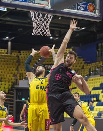 GER, Basketball, EWE Baskets Oldenburg vs Telekom Baskets Bonn 10.04.2021, EWE Arena, Oldenburg, GER, easy Credit-BBL, EWE Baskets Oldenburg vs Telekom Baskets Bonn, im Bild den Ball verloren Leon KRATZER ( Telekom Baskets Bonn 21 ) Martin BREUNING (EWE Baskets Oldenburg 12 )