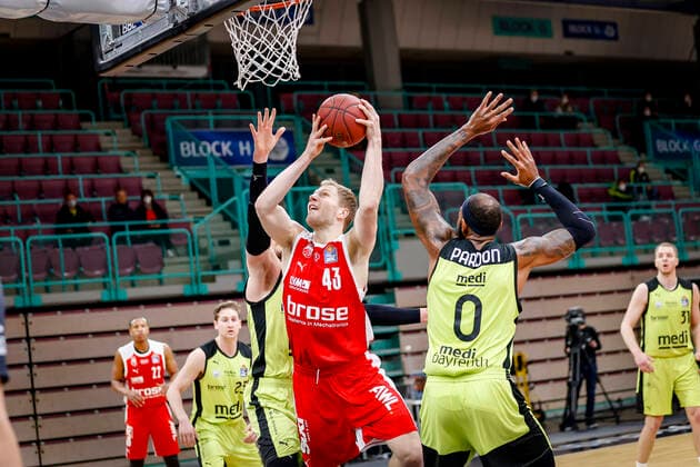 Mitte Christian Sengfelder (Brose Bamberg, 43) rechts 00 Dererk Pardon (medi Bayreuth) medi Bayreuth - Brose Bamberg, easyCredit Basketball Bundesliga, Saison 2020-2021, 27. Spieltag, Bayreuth, Germany, Oberfrankenhalle, 10.04.2021 - Copyright: DanielxLöb