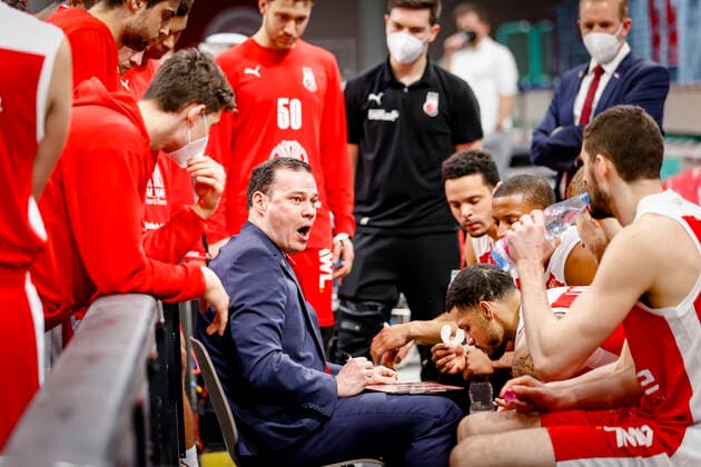 Mitte Headcoach Johan Roijakkers (Brose Bamberg) medi Bayreuth - Brose Bamberg, easyCredit Basketball Bundesliga, Saison 2020-2021, 27. Spieltag, Bayreuth, Germany, Oberfrankenhalle, 10.04.2021 - Copyright: DanielxLöb