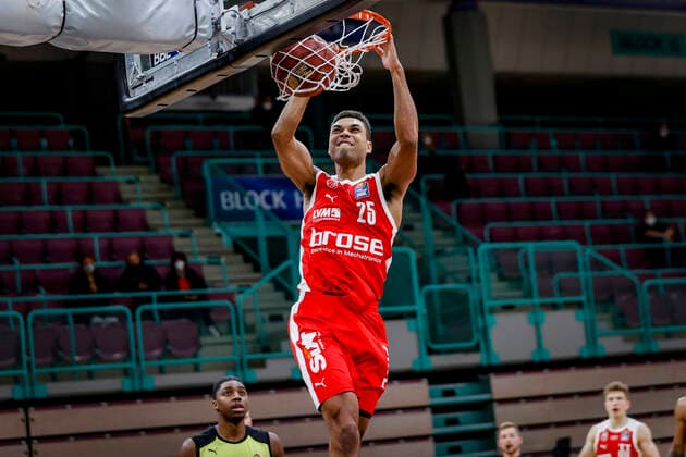 Dunking Kenneth Ogbe (Brose Bamberg, 25) medi Bayreuth - Brose Bamberg, easyCredit Basketball Bundesliga, Saison 2020-2021, 27. Spieltag, Bayreuth, Germany, Oberfrankenhalle, 10.04.2021 -