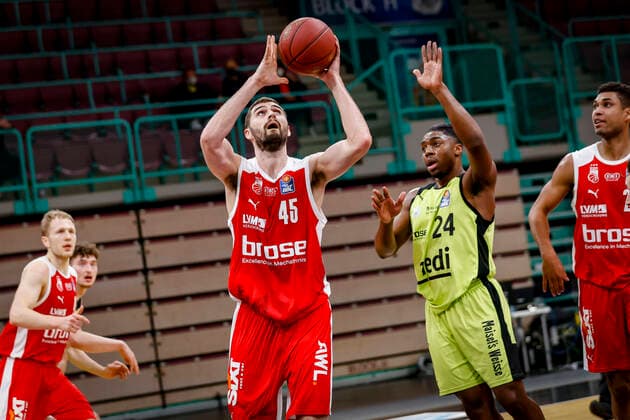 links David Kravish (Brose Bamberg, 45) rechts 24 Frank Bartley (medi Bayreuth) medi Bayreuth - Brose Bamberg, easyCredit Basketball Bundesliga, Saison 2020-2021, 27. Spieltag, Bayreuth, Germany, Oberfrankenhalle, 10.04.2021 - Copyright: DanielxLöb