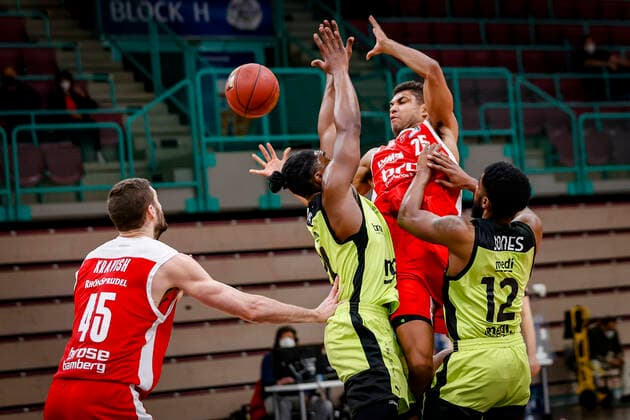 Mitte Kenneth Ogbe (Brose Bamberg, 25) links 24 Frank Bartley (medi Bayreuth) rechts 12 Lazeric Jones (medi Bayreuth) vorne links Christian Sengfelder (Brose Bamberg, 43) medi Bayreuth - Brose Bamberg, easyCredit Basketball Bundesliga, Saison 2020-2021, 27. Spieltag, Bayreuth, Germany, Oberfrankenhalle, 10.04.2021 -