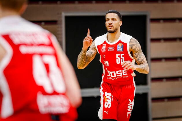 Tyler Larson (Brose Bamberg, 55) medi Bayreuth - Brose Bamberg, easyCredit Basketball Bundesliga, Saison 2020-2021, 27. Spieltag, Bayreuth, Germany, Oberfrankenhalle, 10.04.2021 -