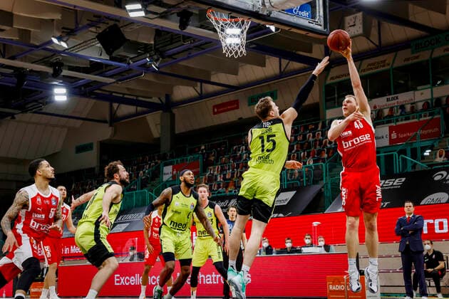 rechts Christian Sengfelder (Brose Bamberg, 43) links 15 Matthew Tiby (medi Bayreuth) medi Bayreuth - Brose Bamberg, easyCredit Basketball Bundesliga, Saison 2020-2021, 27. Spieltag, Bayreuth, Germany, Oberfrankenhalle, 10.04.2021 - Copyright: DanielxLöb