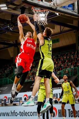 links Dominic Lockhart (Brose Bamberg, 03) rechts 15 Matthew Tiby (medi Bayreuth) medi Bayreuth - Brose Bamberg, easyCredit Basketball Bundesliga, Saison 2020-2021, 27. Spieltag, Bayreuth, Germany, Oberfrankenhalle, 10.04.2021 - Copyright: DanielxLöb