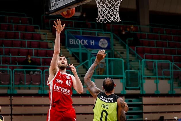 links David Kravish (Brose Bamberg, 45) rechts 00 Dererk Pardon (medi Bayreuth) medi Bayreuth - Brose Bamberg, easyCredit Basketball Bundesliga, Saison 2020-2021, 27. Spieltag, Bayreuth, Germany, Oberfrankenhalle, 10.04.2021 - Copyright: DanielxLöb