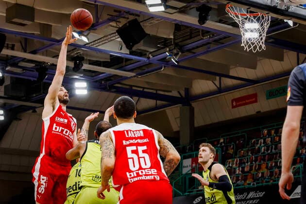 links David Kravish (Brose Bamberg, 45) rechts 00 Dererk Pardon (medi Bayreuth) medi Bayreuth - Brose Bamberg, easyCredit Basketball Bundesliga, Saison 2020-2021, 27. Spieltag, Bayreuth, Germany, Oberfrankenhalle, 10.04.2021 - Copyright: DanielxLöb