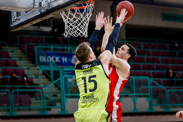 links 15 Matthew Tiby (medi Bayreuth) rechts Dominic Lockhart (Brose Bamberg, 03) medi Bayreuth - Brose Bamberg, easyCredit Basketball Bundesliga, Saison 2020-2021, 27. Spieltag, Bayreuth, Germany, Oberfrankenhalle, 10.04.2021 -