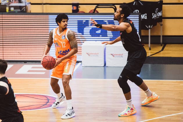 easyCredit-BBL: 27. Spieltag - RASTA Vechta vs. NINERS Chemnitz, 10.04.2021 Edgar Sosa (RASTA Vechta, 12), Johnathan Williams (NINERS Chemnitz, 19); easyCredit-BBL: 27. Spieltag - RASTA Vechta vs. NINERS Chemnitz am 10.04.2021 in Vechta (RASTA Dome), Germany, Copyright: xBEAUTIFULxSPORTS Neddermannx
