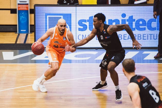 easyCredit-BBL: 27. Spieltag - RASTA Vechta vs. NINERS Chemnitz, 10.04.2021 Stefan Peno (RASTA Vechta, 4), Isiaha Mike (NINERS Chemnitz, 11); easyCredit-BBL: 27. Spieltag - RASTA Vechta vs. NINERS Chemnitz am 10.04.2021 in Vechta (RASTA Dome), Germany, Copyright: xBEAUTIFULxSPORTS Neddermannx