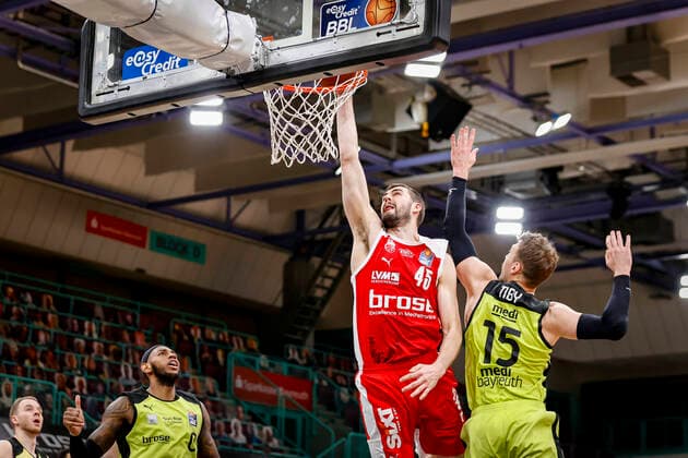 Mitte David Kravish (Brose Bamberg, 45) links 00 Dererk Pardon (medi Bayreuth) rechts 15 Matthew Tiby (medi Bayreuth) medi Bayreuth - Brose Bamberg, easyCredit Basketball Bundesliga, Saison 2020-2021, 27. Spieltag, Bayreuth, Germany, Oberfrankenhalle, 10.04.2021 - Copyright: DanielxLöb
