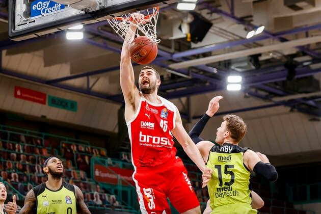 Mitte David Kravish (Brose Bamberg, 45) links 00 Dererk Pardon (medi Bayreuth) rechts 15 Matthew Tiby (medi Bayreuth) medi Bayreuth - Brose Bamberg, easyCredit Basketball Bundesliga, Saison 2020-2021, 27. Spieltag, Bayreuth, Germany, Oberfrankenhalle, 10.04.2021 - Copyright: DanielxLöb