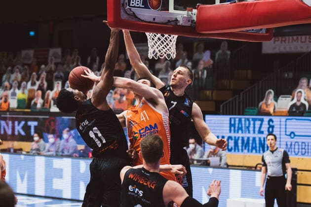 easyCredit-BBL: 27. Spieltag - RASTA Vechta vs. NINERS Chemnitz, 10.04.2021 Isiaha Mike (NINERS Chemnitz, 11), Will Vorhees (RASTA Vechta, 41), Jonas Richter (NINERS Chemnitz, 7); easyCredit-BBL: 27. Spieltag - RASTA Vechta vs. NINERS Chemnitz am 10.04.2021 in Vechta (RASTA Dome), Germany, Copyright: xBEAUTIFULxSPORTS Neddermannx
