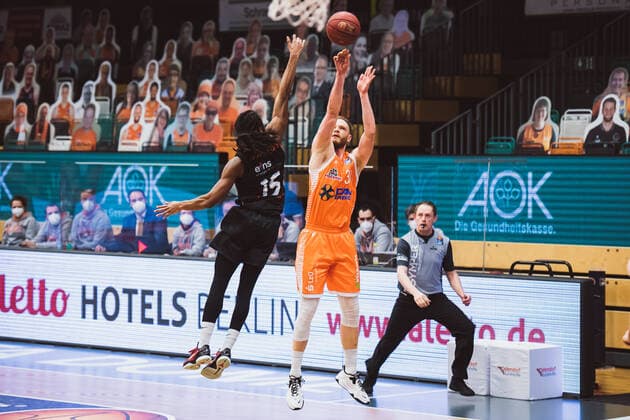 easyCredit-BBL: 27. Spieltag - RASTA Vechta vs. NINERS Chemnitz, 10.04.2021 Marcus Thornton (NINERS Chemnitz, 15), Robin Manuel Christen (RASTA Vechta, 33); easyCredit-BBL: 27. Spieltag - RASTA Vechta vs. NINERS Chemnitz am 10.04.2021 in Vechta (RASTA Dome), Germany, Copyright: xBEAUTIFULxSPORTS Neddermannx