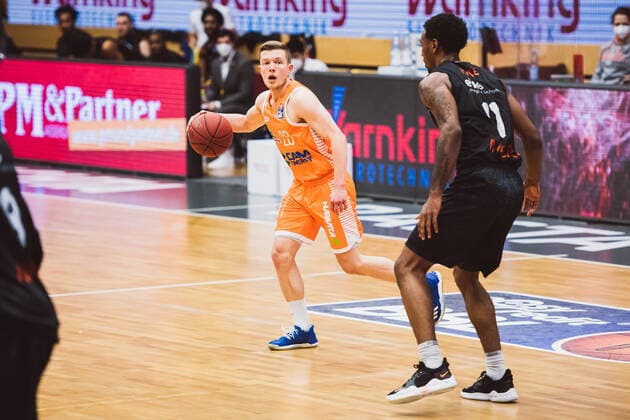 easyCredit-BBL: 27. Spieltag - RASTA Vechta vs. NINERS Chemnitz, 10.04.2021 Jannes Hundt (RASTA Vechta, 20), Isiaha Mike (NINERS Chemnitz, 11); easyCredit-BBL: 27. Spieltag - RASTA Vechta vs. NINERS Chemnitz am 10.04.2021 in Vechta (RASTA Dome), Germany, Copyright: xBEAUTIFULxSPORTS Neddermannx