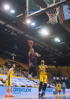 GER, Basketball, EWE Baskets Oldenburg vs Telekom Baskets Bonn 10.04.2021, EWE Arena, Oldenburg, GER, easy Credit-BBL, EWE Baskets Oldenburg vs Telekom Baskets Bonn, im Bild Anthony DiLEO ( Telekom Baskets Bonn 11 ) Philipp SCHWETHELM (EWE Baskets Oldenburg 33 ) Phil PRESSEY (EWE Baskets Oldenburg 25 )
