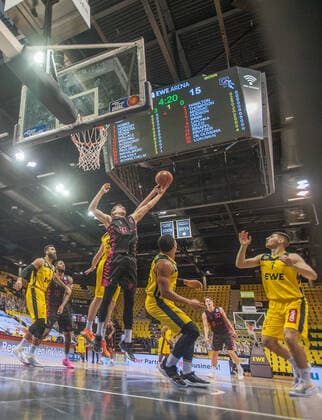 GER, Basketball, EWE Baskets Oldenburg vs Telekom Baskets Bonn 10.04.2021, EWE Arena, Oldenburg, GER, easy Credit-BBL, EWE Baskets Oldenburg vs Telekom Baskets Bonn, im Bild Strahinja MICOVIC ( Telekom Baskets Bonn 4 ) Philipp SCHWETHELM (EWE Baskets Oldenburg 33 ) Martin BREUNING (EWE Baskets Oldenburg 12 ) Phil PRESSEY (EWE Baskets Oldenburg 25 ) Sebastian HERRERA (EWE Baskets Oldenburg 7 )