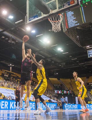 GER, Basketball, EWE Baskets Oldenburg vs Telekom Baskets Bonn 10.04.2021, EWE Arena, Oldenburg, GER, easy Credit-BBL, EWE Baskets Oldenburg vs Telekom Baskets Bonn, im Bild Leon KRATZER ( Telekom Baskets Bonn 21 ) Martin BREUNING (EWE Baskets Oldenburg 12 ) Philipp SCHWETHELM (EWE Baskets Oldenburg 33 )