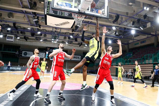 27. Spieltag der easyCredit BBL Basketball Bundesliga am 10.April 2021in der Oberfrankenhalle in Bayreuth Bayern Deutschland Saison 2020-2021 Medi Bayreuth gegen Brose Bamberg Dererk Pardon (Medi Bayreuth 0) mitte David Kravish (Brose Bamberg 45) links