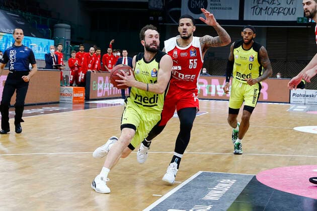 27. Spieltag der easyCredit BBL Basketball Bundesliga am 10.April 2021in der Oberfrankenhalle in Bayreuth Bayern Deutschland Saison 2020-2021 Medi Bayreuth gegen Brose Bamberg Bastian Doreth (Medi Bayreuth 10) links Tyler Larson (Brose Bamberg 55) rechts