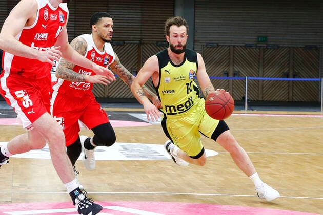 27. Spieltag der easyCredit BBL Basketball Bundesliga am 10.April 2021in der Oberfrankenhalle in Bayreuth Bayern Deutschland Saison 2020-2021 Medi Bayreuth gegen Brose Bamberg Bastian Doreth (Medi Bayreuth 10) rechts Tyler Larson (Brose Bamberg 55) links