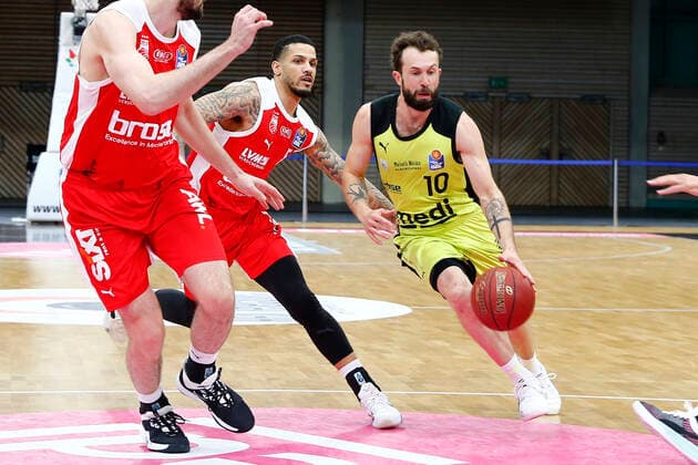 27. Spieltag der easyCredit BBL Basketball Bundesliga am 10.April 2021in der Oberfrankenhalle in Bayreuth Bayern Deutschland Saison 2020-2021 Medi Bayreuth gegen Brose Bamberg Bastian Doreth (Medi Bayreuth 10) rechts Tyler Larson (Brose Bamberg 55) links