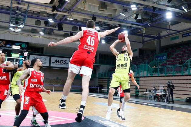 27. Spieltag der easyCredit BBL Basketball Bundesliga am 10.April 2021in der Oberfrankenhalle in Bayreuth Bayern Deutschland Saison 2020-2021 Medi Bayreuth gegen Brose Bamberg Bastian Doreth (Medi Bayreuth 10) rechts David Kravish (Brose Bamberg 45) links