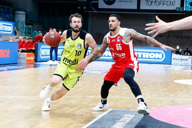 27. Spieltag der easyCredit BBL Basketball Bundesliga am 10.April 2021in der Oberfrankenhalle in Bayreuth Bayern Deutschland Saison 2020-2021 Medi Bayreuth gegen Brose Bamberg Bastian Doreth (Medi Bayreuth 10) links Tyler Larson (Brose Bamberg 55) rechts