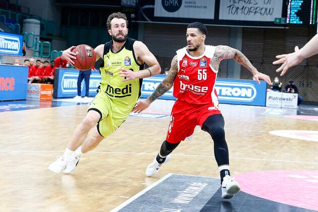 27. Spieltag der easyCredit BBL Basketball Bundesliga am 10.April 2021in der Oberfrankenhalle in Bayreuth Bayern Deutschland Saison 2020-2021 Medi Bayreuth gegen Brose Bamberg Bastian Doreth (Medi Bayreuth 10) links Tyler Larson (Brose Bamberg 55) rechts